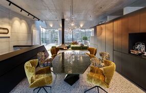 Caramel Hausblick - Blick auf das fertig eingerichtete Haus mit dem geschliffenen Sichtbetonbodens