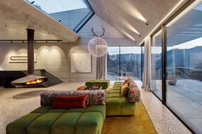 Caramel Hausblick - Blick auf das fertig eingerichtete Haus mit dem geschliffenen Sichtbetonbodens