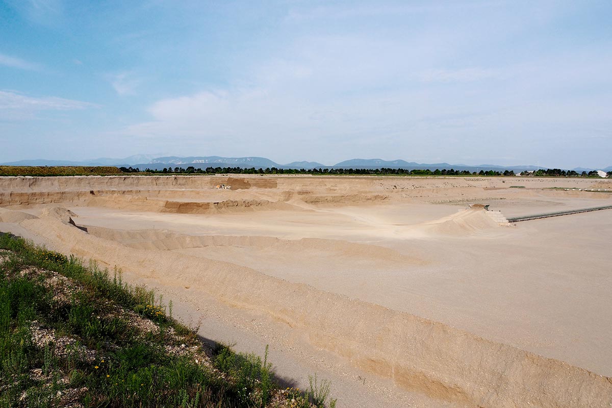 aktiver Abbau mit Kiesaufgabe und Förderband zur Aufbereitungsanlage
