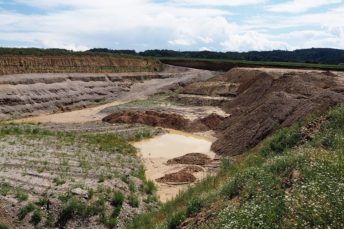 links Aufhöhung, rechts aktiver Abbau
