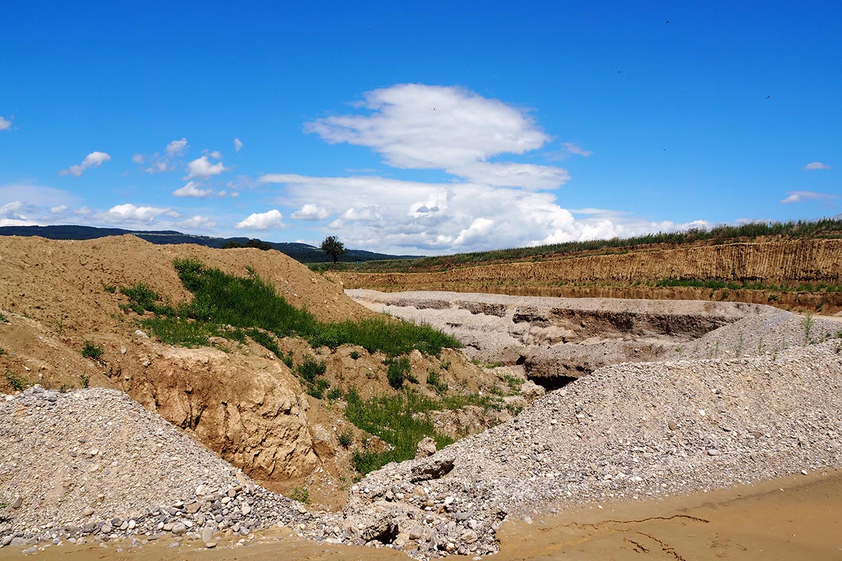 links Aufhöhung, rechts aktiver Abbau