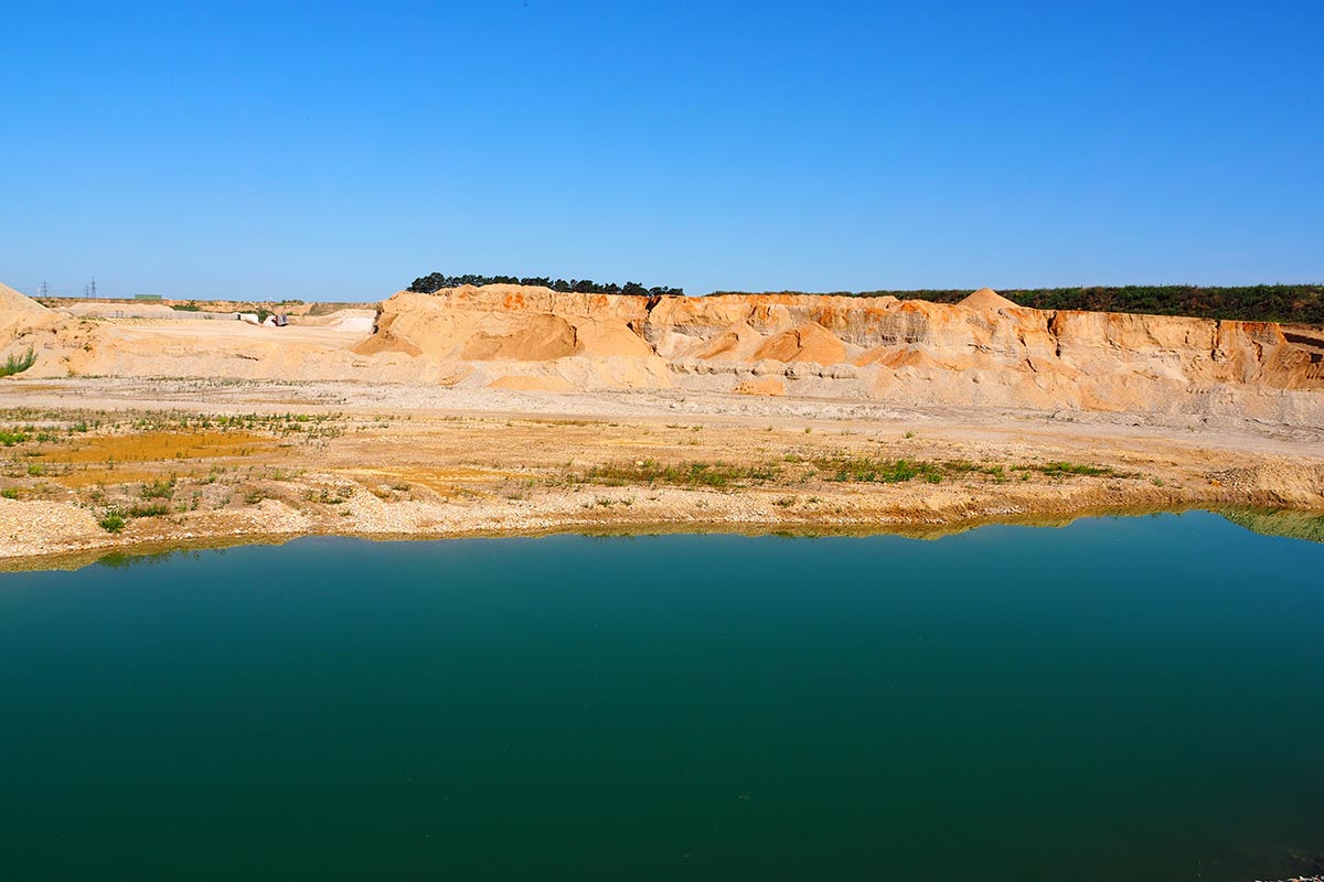 Blick über den zukünftigen Landschaftsteich in den Trockenabbau